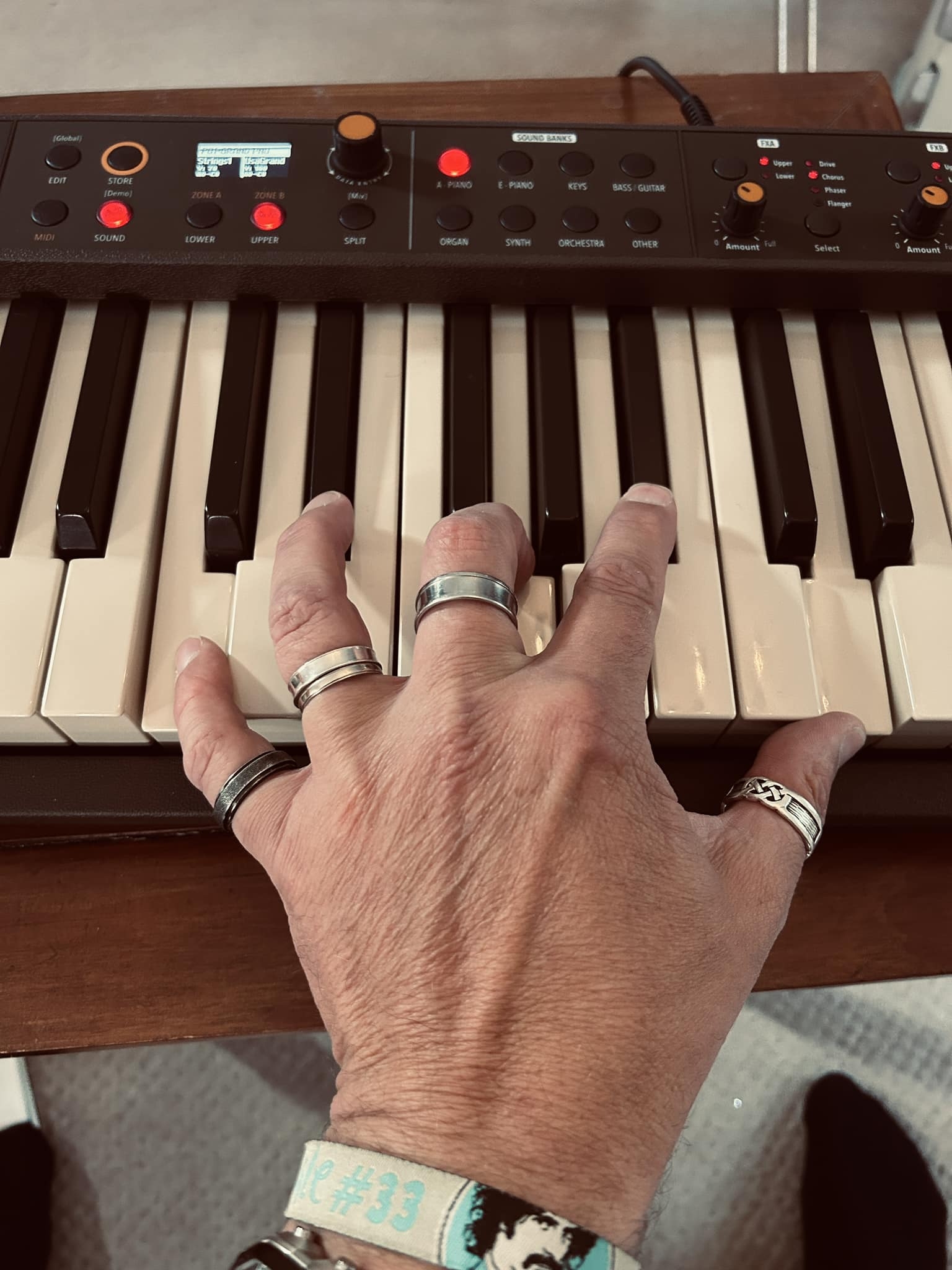 Een hand speelt een C9-akkoord op een keyboard